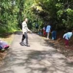 Polsek Cikoneng Polres Ciamis Bareng Warga Bersihkan Lingkungan di Desa Kujang