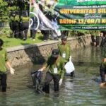 Brigif 13 Kostrad Bersama Mahasiswa Universitas Siliwangi Gelar Jumat Bersih di Sungai Cimulu