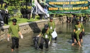 Brigif 13 Kostrad Bersama Mahasiswa Universitas Siliwangi Gelar Jumat Bersih di Sungai Cimulu