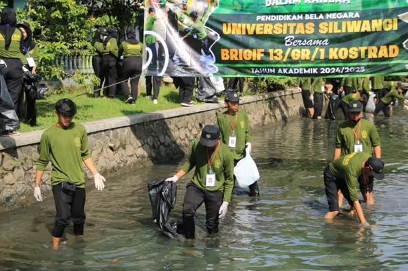 Brigif 13 Kostrad Bersama Mahasiswa Universitas Siliwangi Gelar Jumat Bersih di Sungai Cimulu