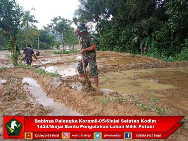 Babinsa Palangka Koramil-05/Sinjai Selatan Kodim 1424/Sinjai Bantu Pengolahan Lahan Milik Petani