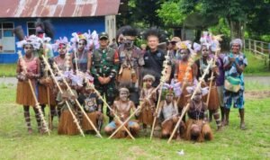Personel Pos Kotis Satgas Pamtas RI-PNG Yonif 141/AYJP Laksanakan Kegiatan Kolaborasi dengan Tim Kuali Merah Putih Bobon Santoso di Kampung Ima