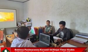 Babinsa Pasimarannu Koramil 04/Sinjai Timur Kodim 1424/Sinjai Laksanakan Komsos Bersama Staf Desa