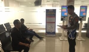 Sat Lantas Polres Karangasem Tingkatkan Pelayanan Prima di Gedung Satpas dengan Pemandu Khusus