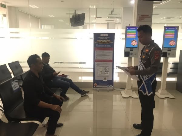 Sat Lantas Polres Karangasem Tingkatkan Pelayanan Prima di Gedung Satpas dengan Pemandu Khusus