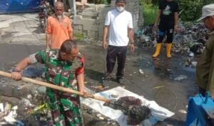  Serka Wawan Babinsa Desa Lemo Bersama Kades Lemo Dan Camat Teluknaga Gelar Kerja Bakti