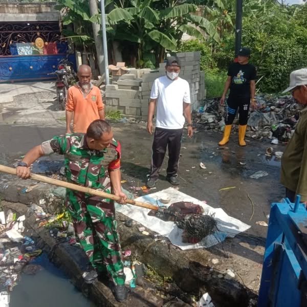  Serka Wawan Babinsa Desa Lemo Bersama Kades Lemo Dan Camat Teluknaga Gelar Kerja Bakti