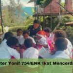 Satgaster Yonif 754/ENK Ikut Mencerdaskan Anak Papua Satgaster Yonif 754/ENK Ikut Mencerdaskan Anak Papua