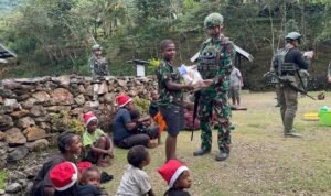 Satgas Yonif 715/Mtl bagikan sembako kepada masyarakat