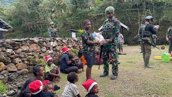 Satgas Yonif 715/Mtl bagikan sembako kepada masyarakat