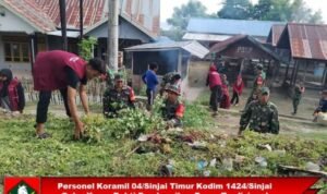 Personel Koramil 04/Sinjai Timur Kodim 1424/Sinjai Gelar Karya Bakti Pembersihan Pasar Tradisional