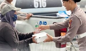 Menebar Kebaikan dalam Tiap Uluran Tangan: Wujud Kepedulian Polwan Ditlantas Polda Riau