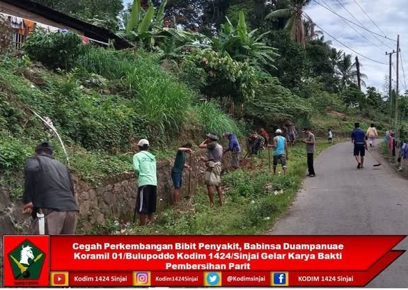 Cegah Perkembangan Bibit Penyakit, Babinsa Duampanuae Koramil 01/Bulupoddo Kodim 1424/Sinjai Gelar Karya Bakti Pembersihan Parit