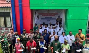 Tingkatkan Ketahanan Pangan, Satgas Yonif 323 Kostrad Bagikan Bibit dan Alat pertanian Kecil