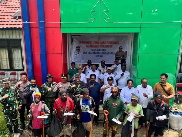 Tingkatkan Ketahanan Pangan, Satgas Yonif 323 Kostrad Bagikan Bibit dan Alat pertanian Kecil