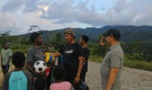 Satgas Ops Damai Cartenz Pererat Hubungan dengan Pemuda Lewat Dukungan Olahraga