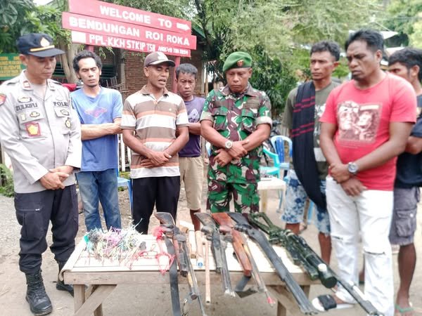 Pendekatan TNI Buahkan Hasil Warga Bima Serahkan Senjata Demi Perdamaian