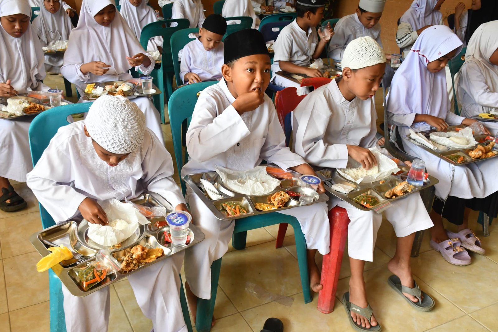 Kodam I/BB Laksanakan Program Makan Sehat Bergizi di Pesantren Ta’dib Al-Syakirin.
