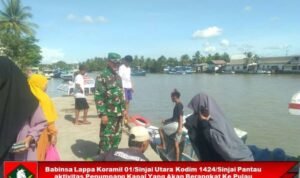 Babinsa Lappa Koramil 01/Sinjai Utara Kodim 1424/Sinjai Pantau Aktivitas Penumpang Kapal ke Pulau Sembilan