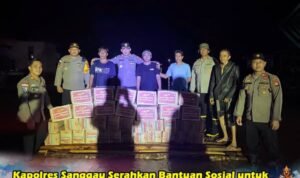 Kapolres Sanggau Serahkan Bantuan Sosial bagi Warga Terdampak Banjir di Beduai