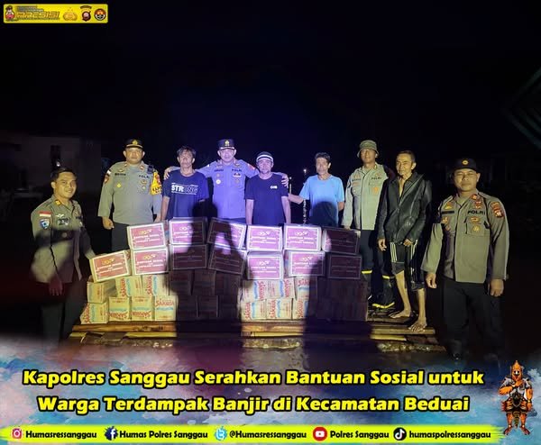 Kapolres Sanggau Serahkan Bantuan Sosial bagi Warga Terdampak Banjir di Beduai