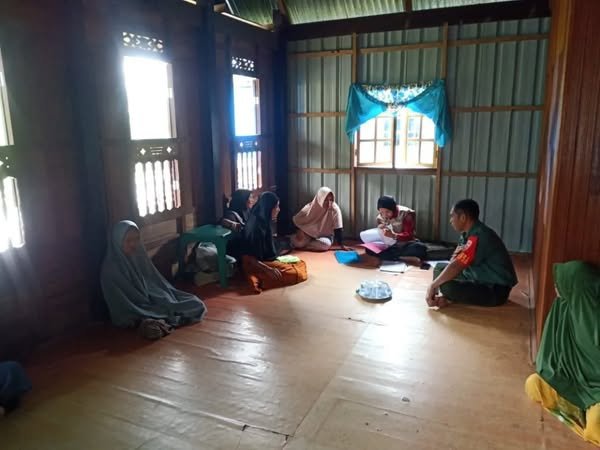 Serka Burhan Babinsa Desa Baring Koordinasikan Perekapan RDKK dengan Kelompok Tani Samaturu 1