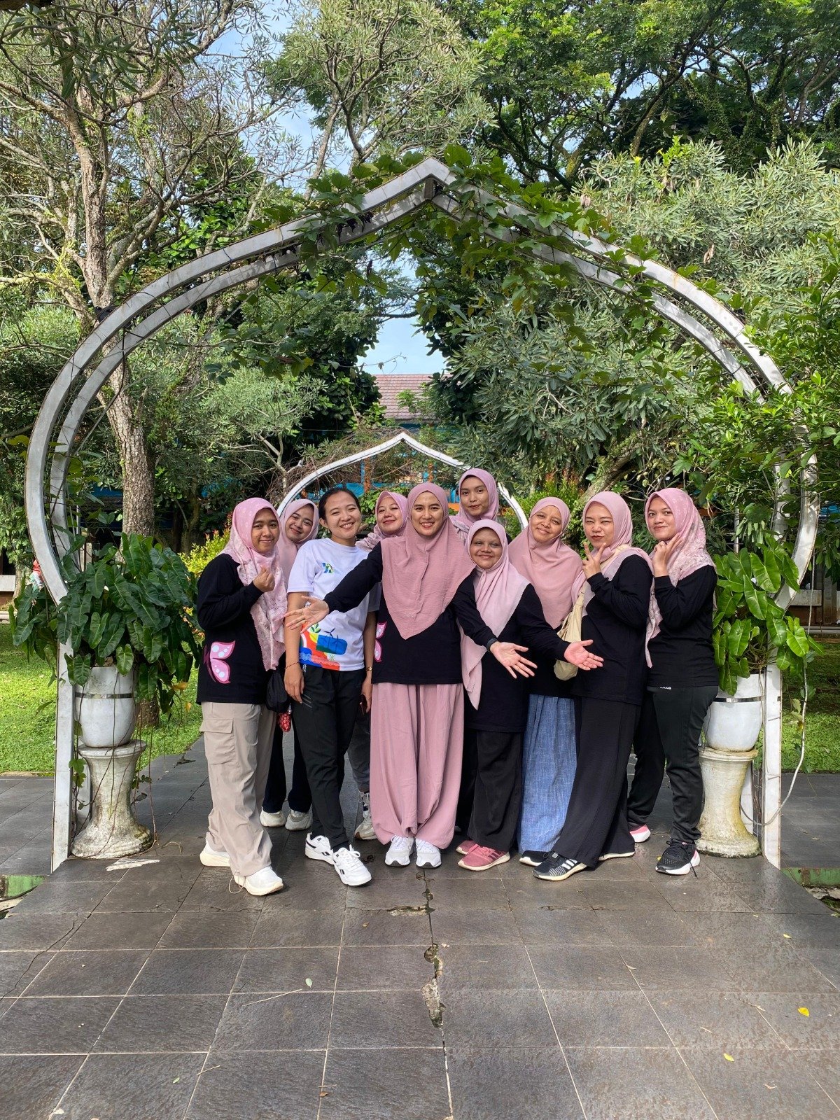 Srikandi PLN UP3 Tasikmalaya Gelar Gerakan Bersih Bersama di Taman Kota Tasikmalaya