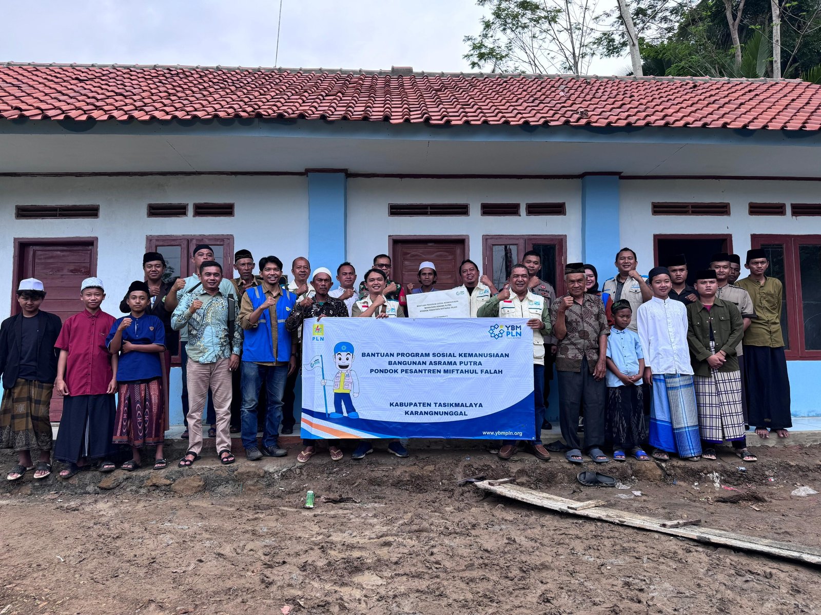 YBM PLN UP3 Tasikmalaya Serahkan Bantuan Asrama Putra untuk Pondok Pesantren Miftahul Falah
