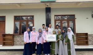 YBM PLN bersama Srikandi PLN UP3 Tasikmalaya Berikan Bantuan kepada Guru Ngaji di Madrasah Mathlabul Ulum Tasikmalaya