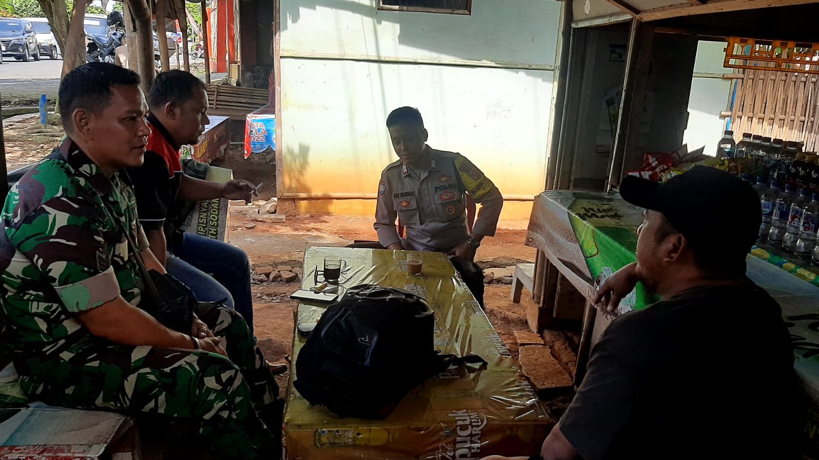 Soliditas TNI-Polri Jaga Kamtibmas Polsek dan Koramil Cijeungjing Cooling System ke Warga