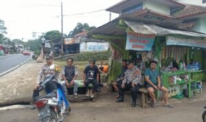 Berikan Rasa Aman Warga Personel Polsek Kawali Polres Ciamis Patroli Dialogis Hingga Pemukiman Warga
