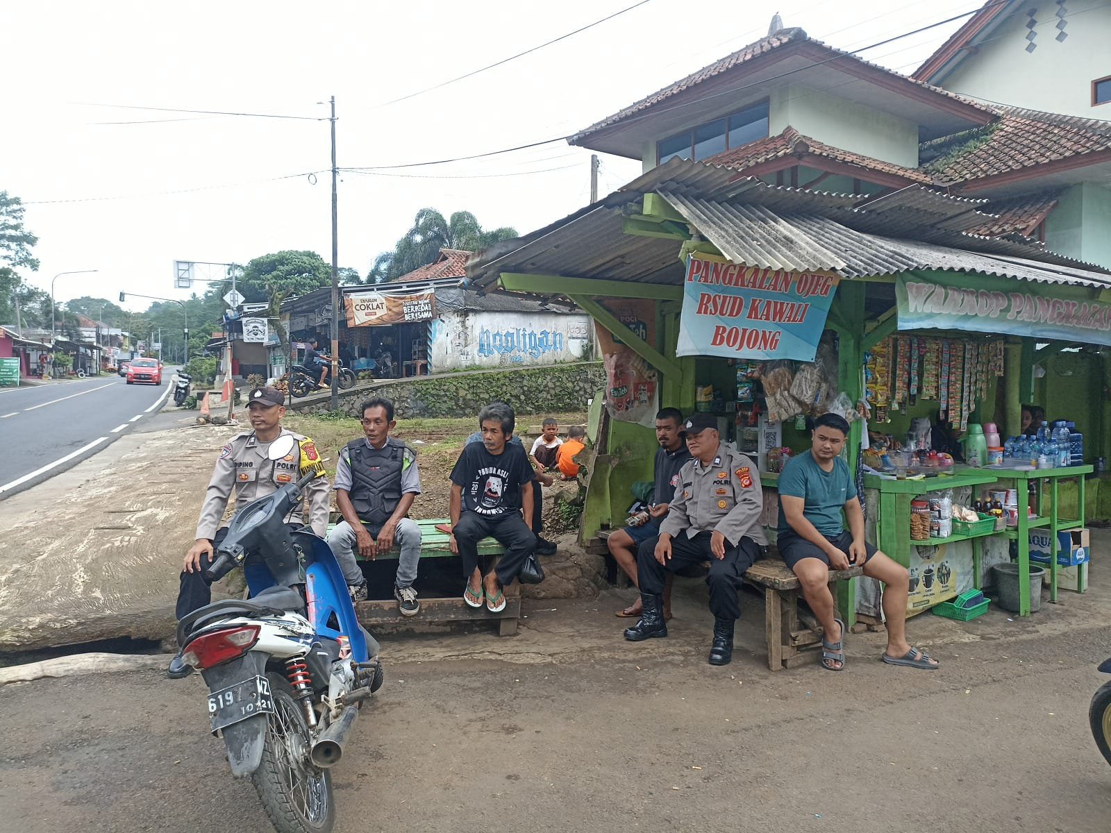 Berikan Rasa Aman Warga Personel Polsek Kawali Polres Ciamis Patroli Dialogis Hingga Pemukiman Warga