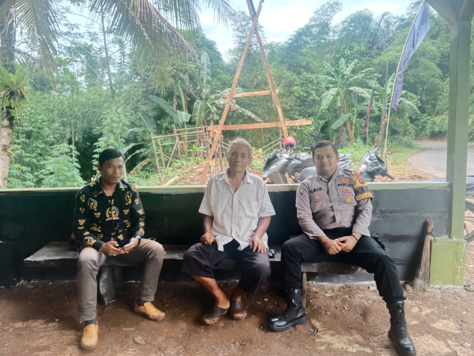 Cooling System Polsek Sukadana Polres Ciamis Koorkom Kamtibmas ke Warga Desa Bunter