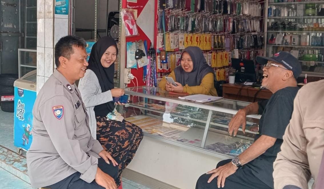Polsek Sukadana Polres Ciamis Datangi Warga di Pasar Ciparigi Beri Imbauan Kamtibmas