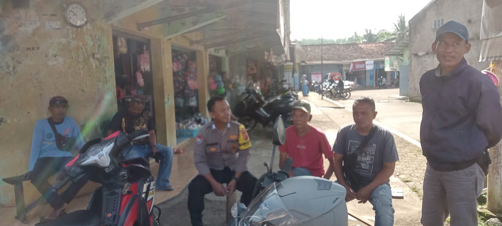 Cooling System Polsek Sukadana Polres Ciamis Koorkom Kamtibmas ke Warga Desa Sukadana