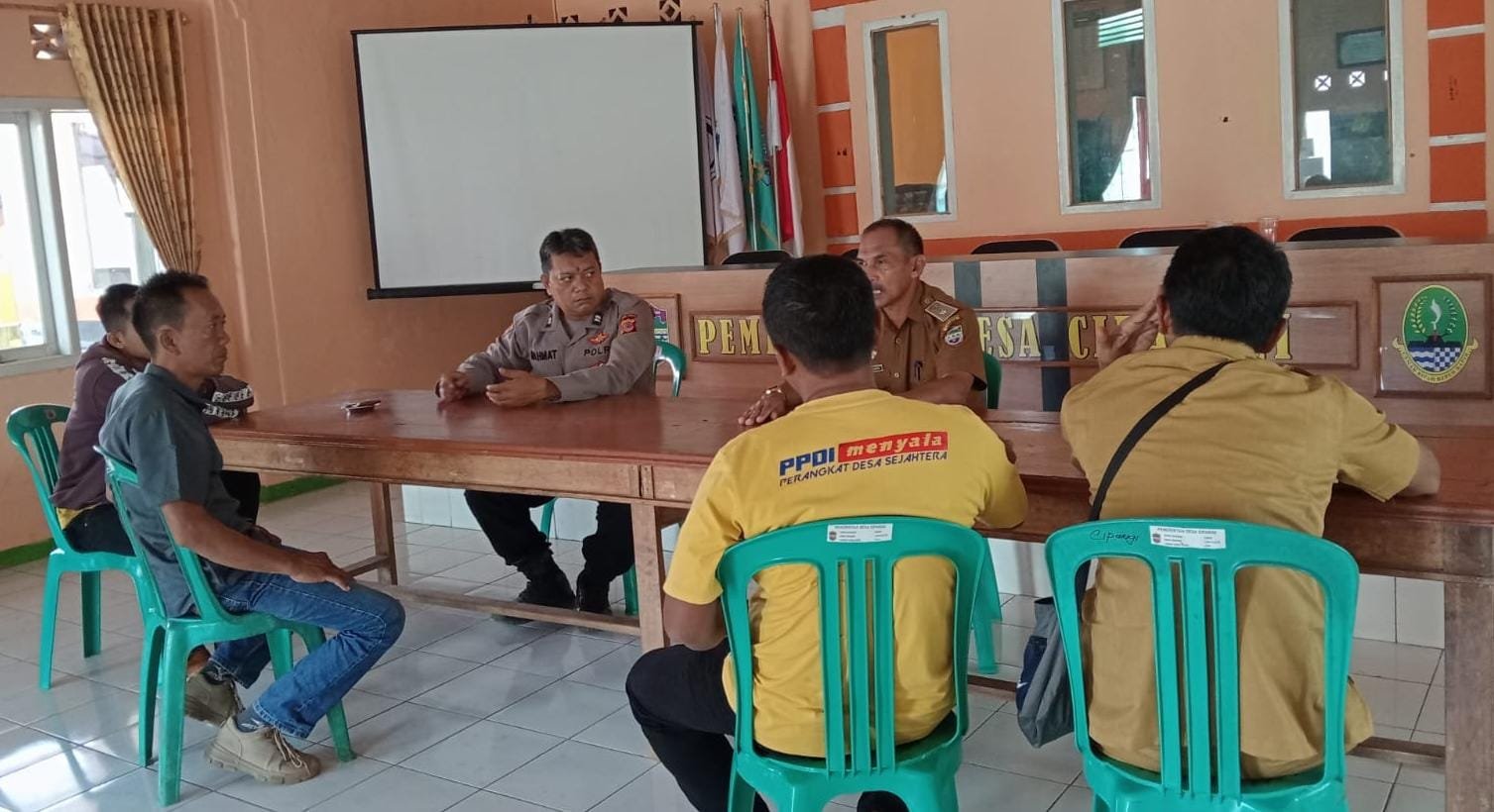 Polsek Sukadana Polres Ciamis Datangi Koorkom Kamtibmas Bersama Kepala Desa Ciparigi