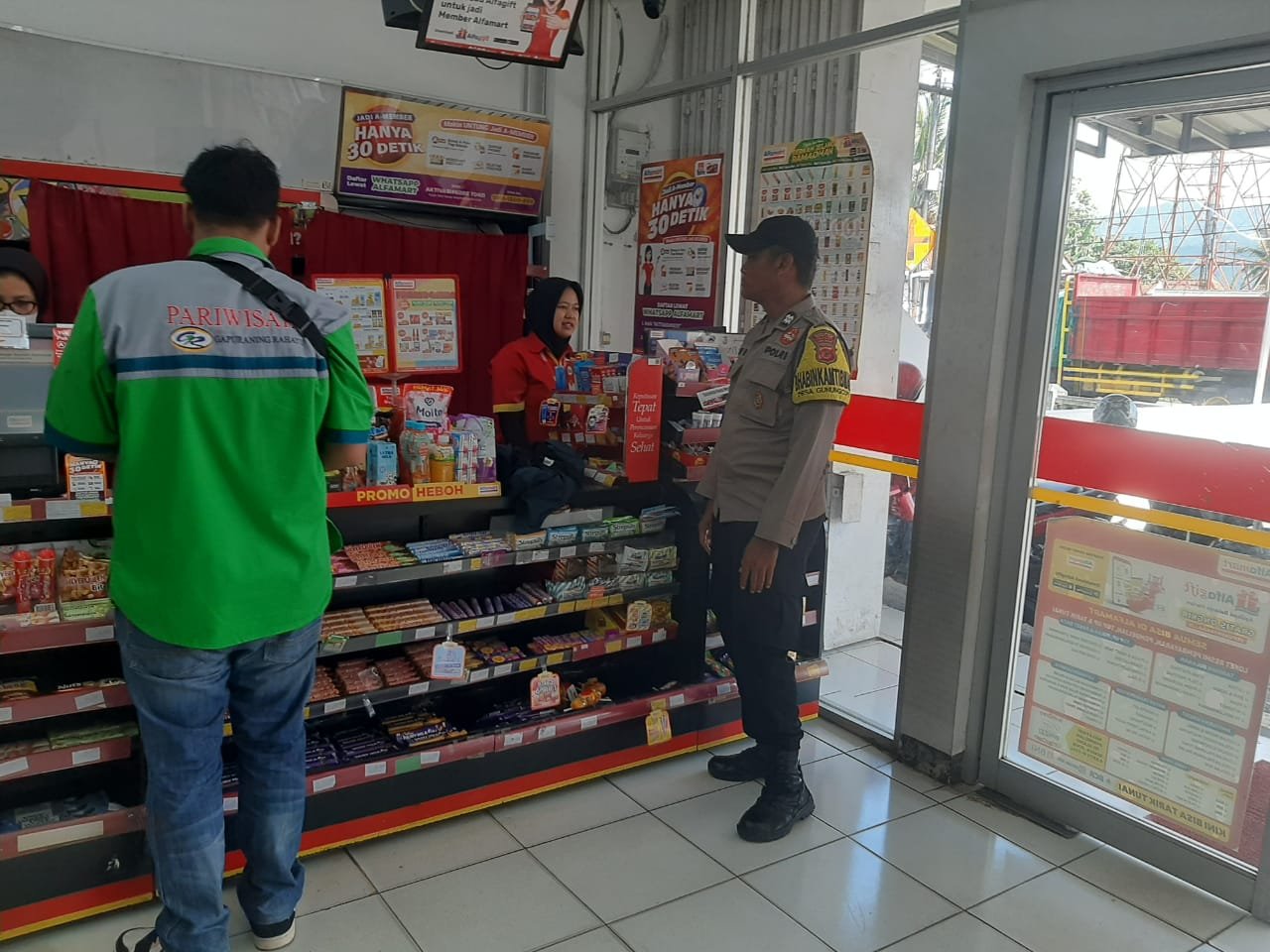 Cooling System Polsek Cikoneng Polres Ciamis Koorkom Kamtibmas ke Warga di Desakidul