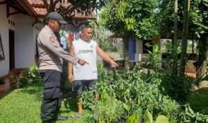 Dukung Asta Cita Presiden RI Polsek Cikoneng Ajak Warga Buat Pekarangan Rumah Jadi Produktif