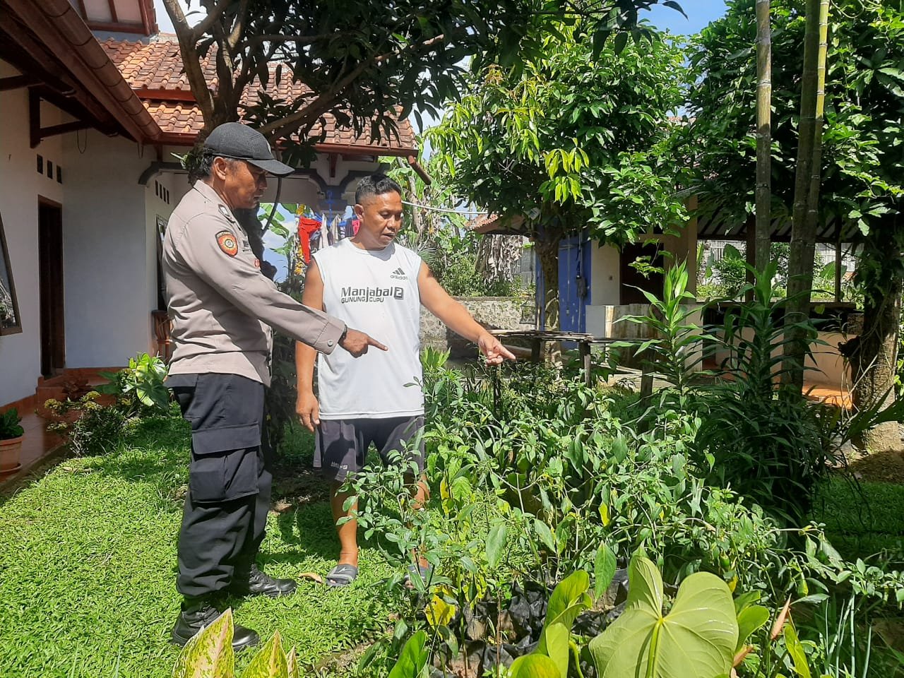 Dukung Asta Cita Presiden RI Polsek Cikoneng Ajak Warga Buat Pekarangan Rumah Jadi Produktif