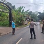 Pelayanan Masyarakat Polsek Sukadana Polres Ciamis Bantu Anak Menyebrang di Area Sekolah