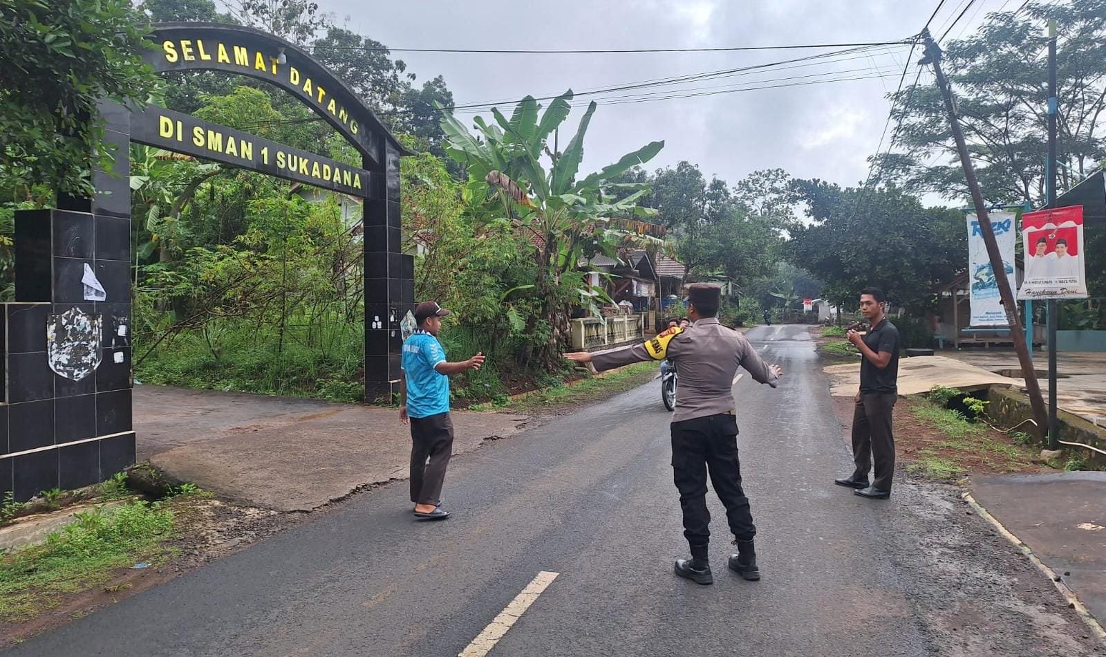 Pelayanan Masyarakat Polsek Sukadana Polres Ciamis Bantu Anak Menyebrang di Area Sekolah