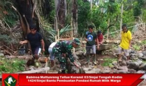 Babinsa Mattunreng Tellue Koramil 03/Sinjai Tengah Kodim 1424/Sinjai Bantu Pembuatan Pondasi Rumah Milik Warga
