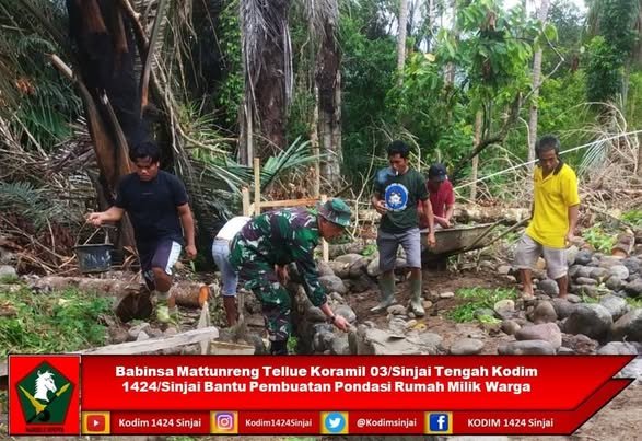 Babinsa Mattunreng Tellue Koramil 03/Sinjai Tengah Kodim 1424/Sinjai Bantu Pembuatan Pondasi Rumah Milik Warga
