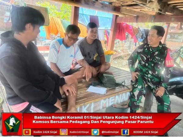Babinsa Bongki Koramil 01/Sinjai Utara Kodim 1424/Sinjai Komsos Bersama Pedagang Dan Pengunjung Pasar Paruntu