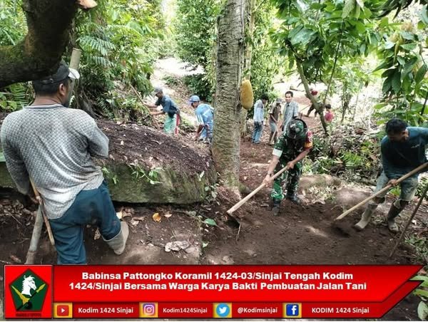 Babinsa Pattongko Koramil 1424-03/Sinjai Tengah Kodim 1424/Sinjai Bersama Warga Karya Bakti Pembuatan Jalan Tani