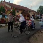 Pengaturan Lalu Lintas Pagi, Polsek Lakbok Polres Ciamis Pelayanan Masyarakat di Depan Sekolah