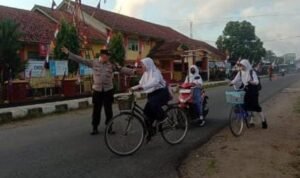 Pengaturan Lalu Lintas Pagi, Polsek Lakbok Polres Ciamis Pelayanan Masyarakat di Depan Sekolah
