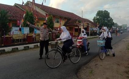 Pengaturan Lalu Lintas Pagi, Polsek Lakbok Polres Ciamis Pelayanan Masyarakat di Depan Sekolah