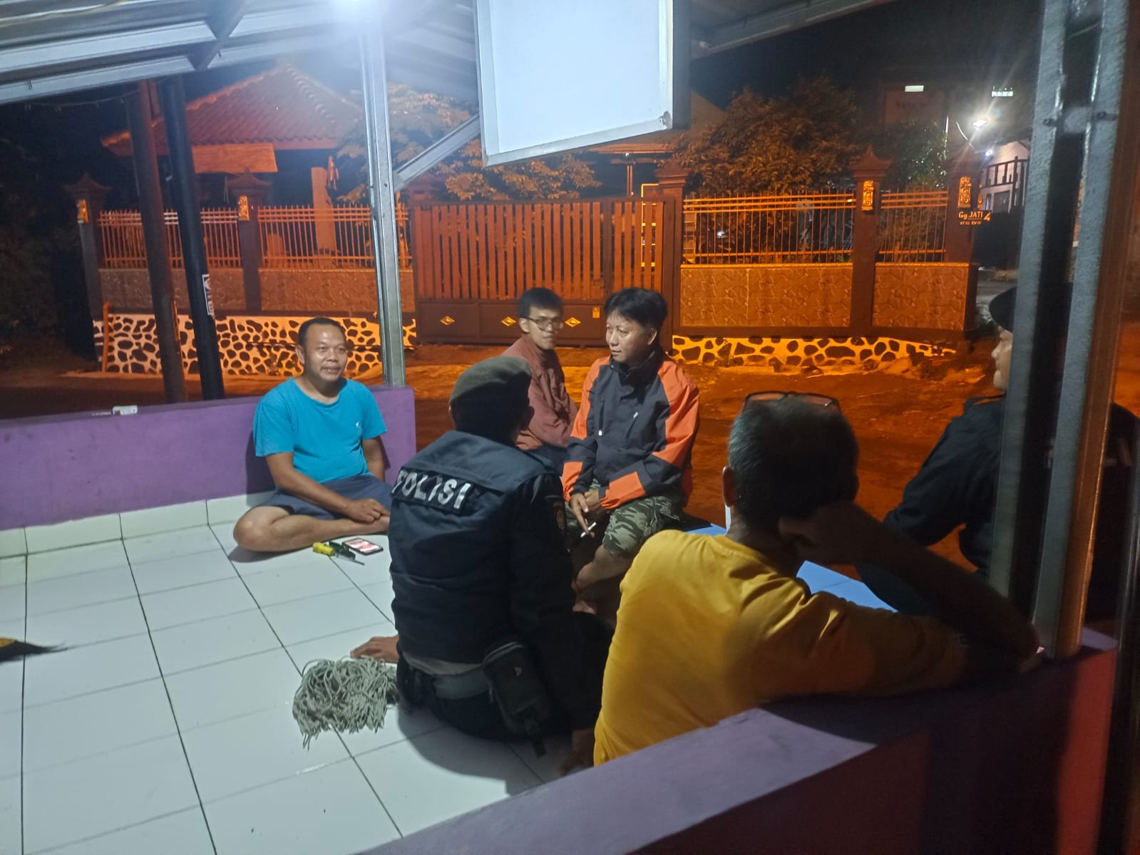 Perkuat Sinergitas, Satuan Samapta Polres Ciamis Beri Binluh ke Warga Saat Ngeronda Malam
