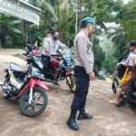 Pelayanan Masyarakat, Polsek Sukadana Polres Ciamis Bantu Anak Menyebrang di Area Sekolah